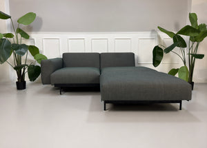 Gebrauchtes graues Muuto In Situ Designer Stoff Sofa vor einer Wand, stilvoll und modern eingerichtet.
