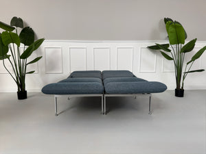 Gebrauchtes grau-blaues Brühl Roro Small Designer Stoff Sofa vor einer Wand, stilvoll und modern eingerichtet.