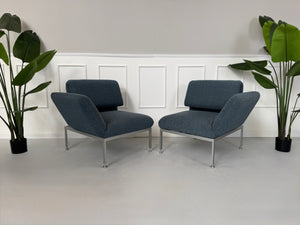 Gebrauchtes grau-blaues Brühl Roro Small Designer Stoff Sofa vor einer Wand, stilvoll und modern eingerichtet.