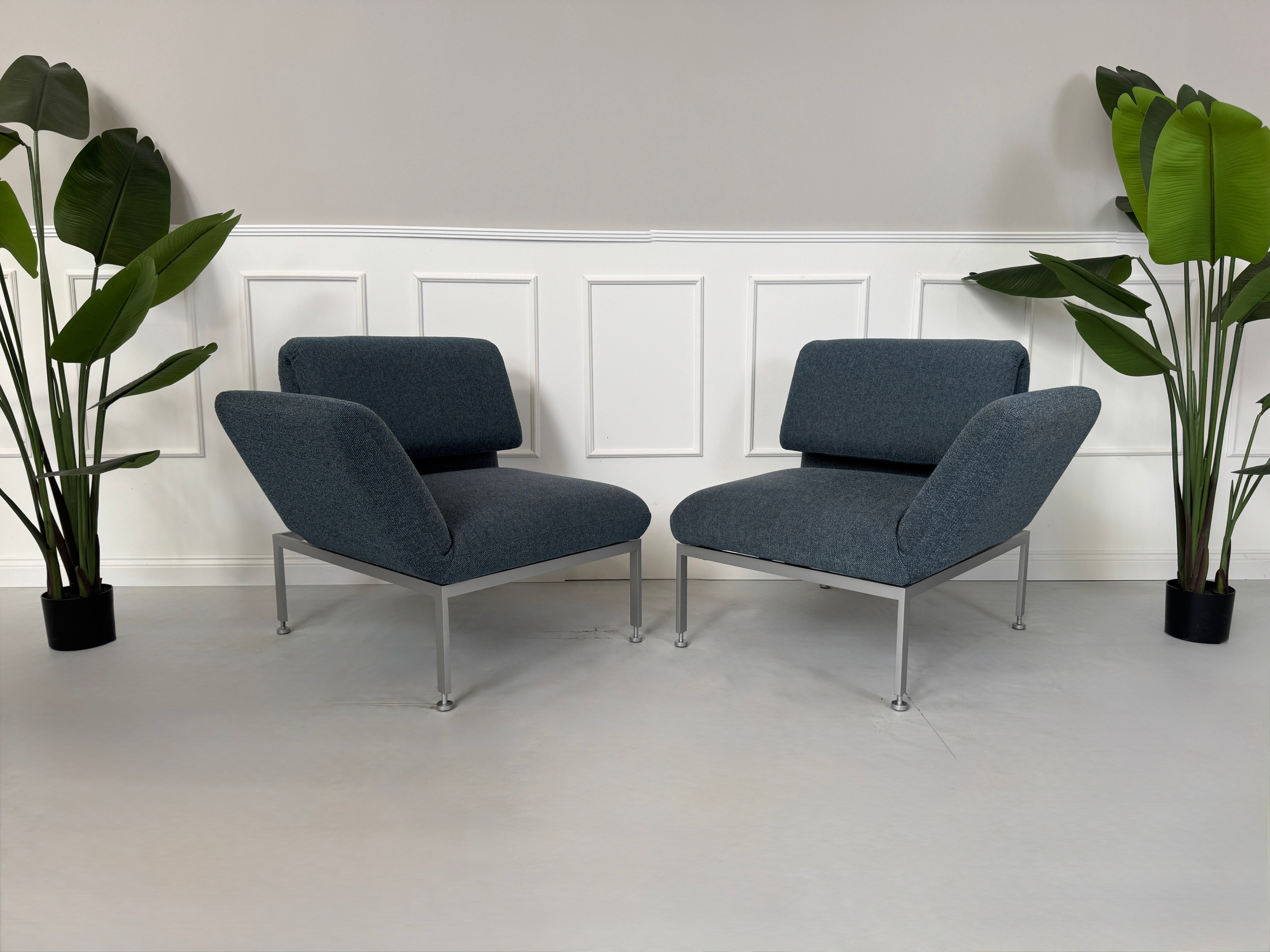 Gebrauchtes grau-blaues Brühl Roro Small Designer Stoff Sofa vor einer Wand, stilvoll und modern eingerichtet.