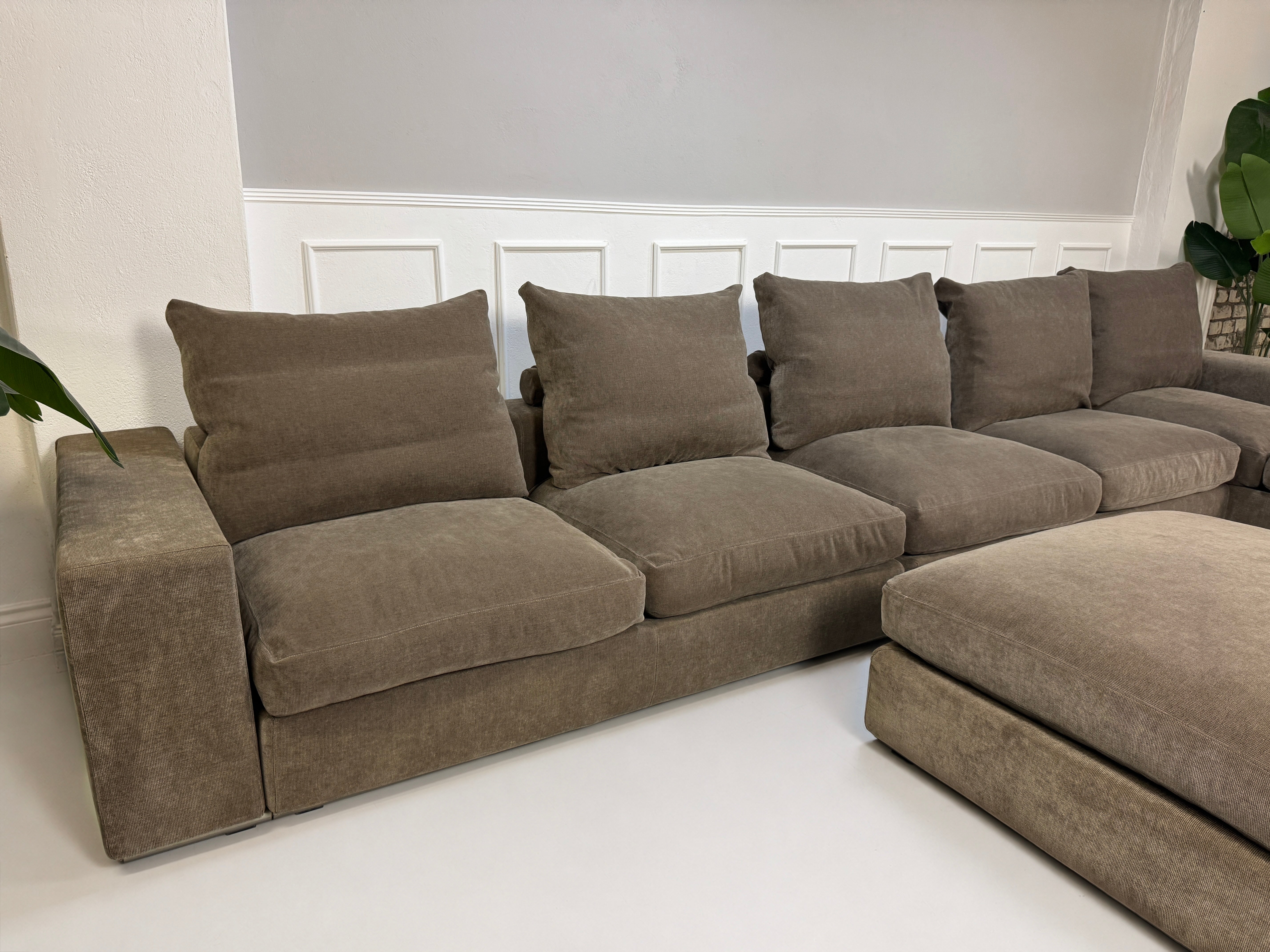 Gebrauchtes braunes Flexform Groundpiece Designer Stoff Sofa vor einer Wand, stilvoll und modern eingerichtet.