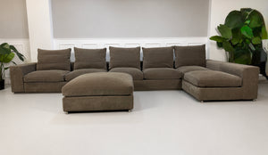 Gebrauchtes braunes Flexform Groundpiece Designer Stoff Sofa vor einer Wand, stilvoll und modern eingerichtet.