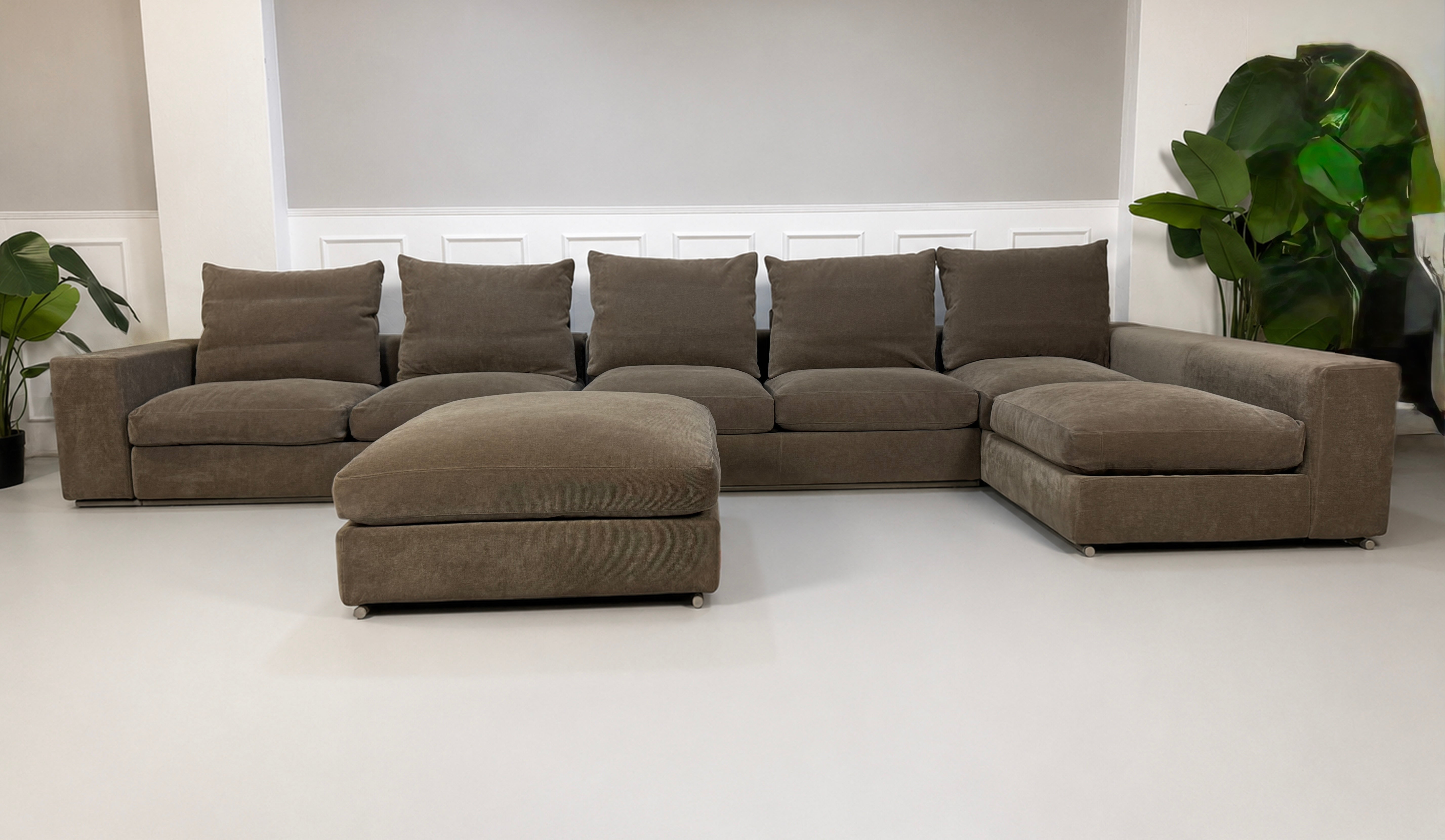 Gebrauchtes braunes Flexform Groundpiece Designer Stoff Sofa vor einer Wand, stilvoll und modern eingerichtet.