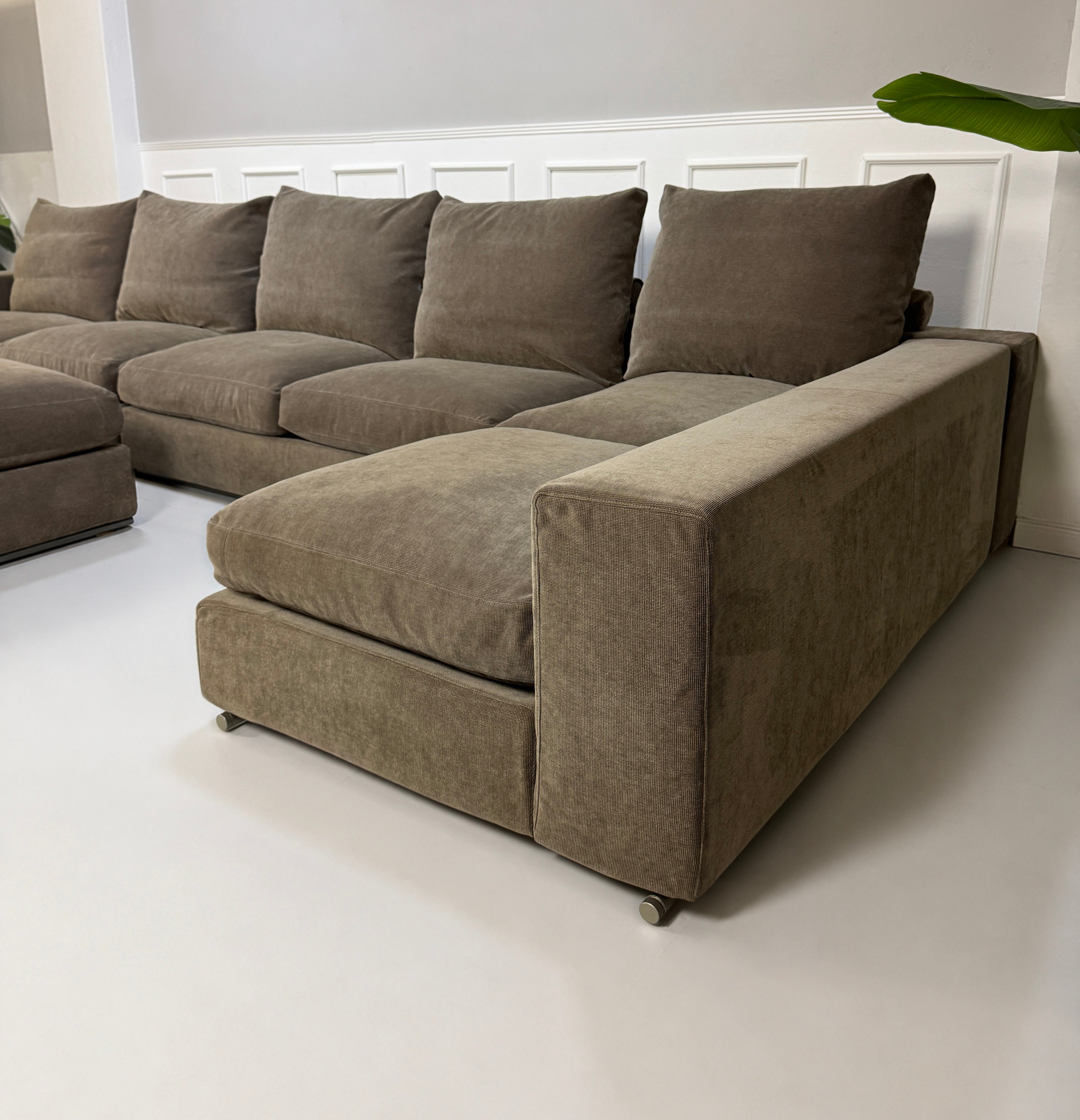 Gebrauchtes braunes Flexform Groundpiece Designer Stoff Sofa vor einer Wand, stilvoll und modern eingerichtet.