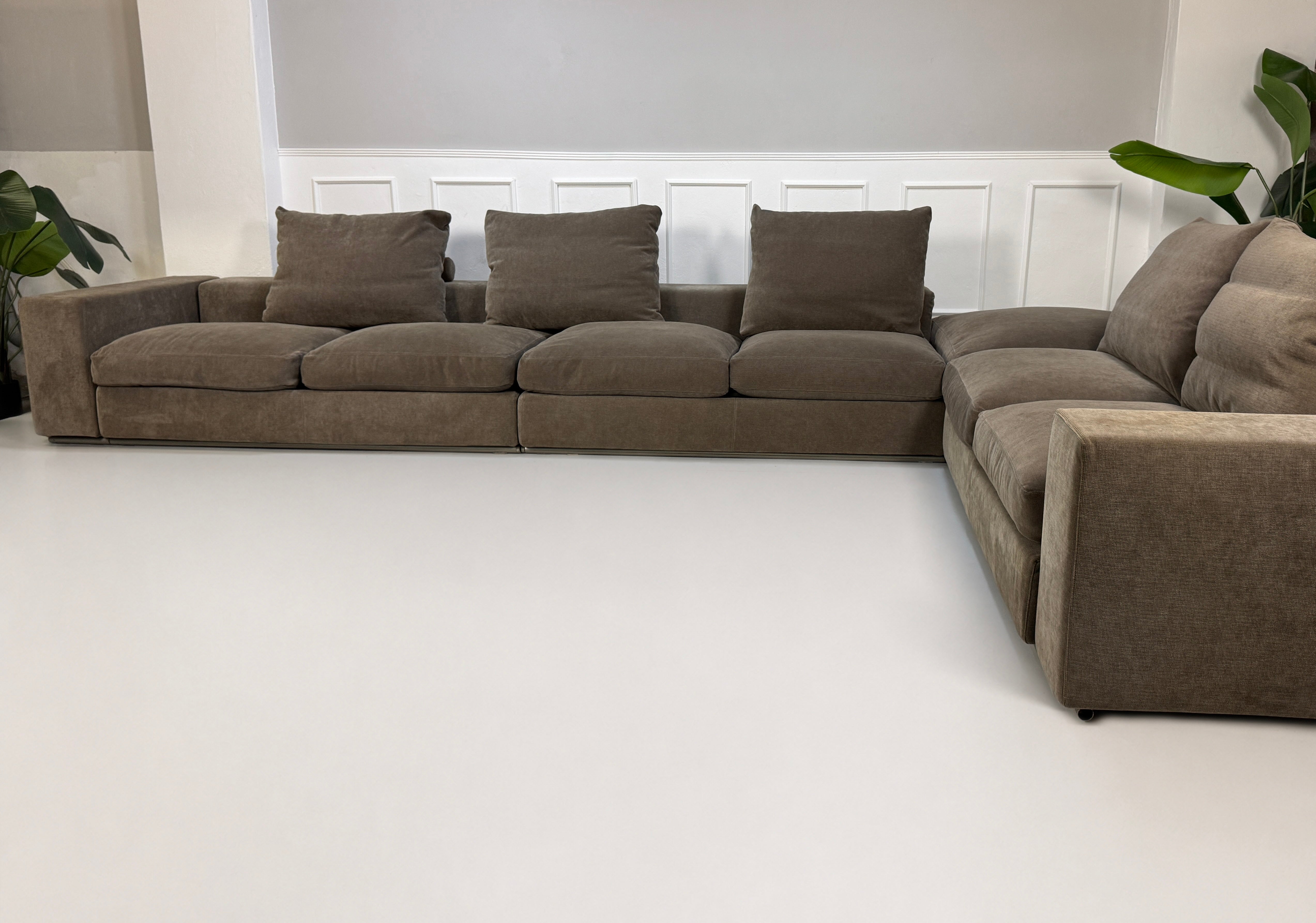 Gebrauchtes braunes Flexform Groundpiece Designer Stoff Sofa vor einer Wand, stilvoll und modern eingerichtet.
