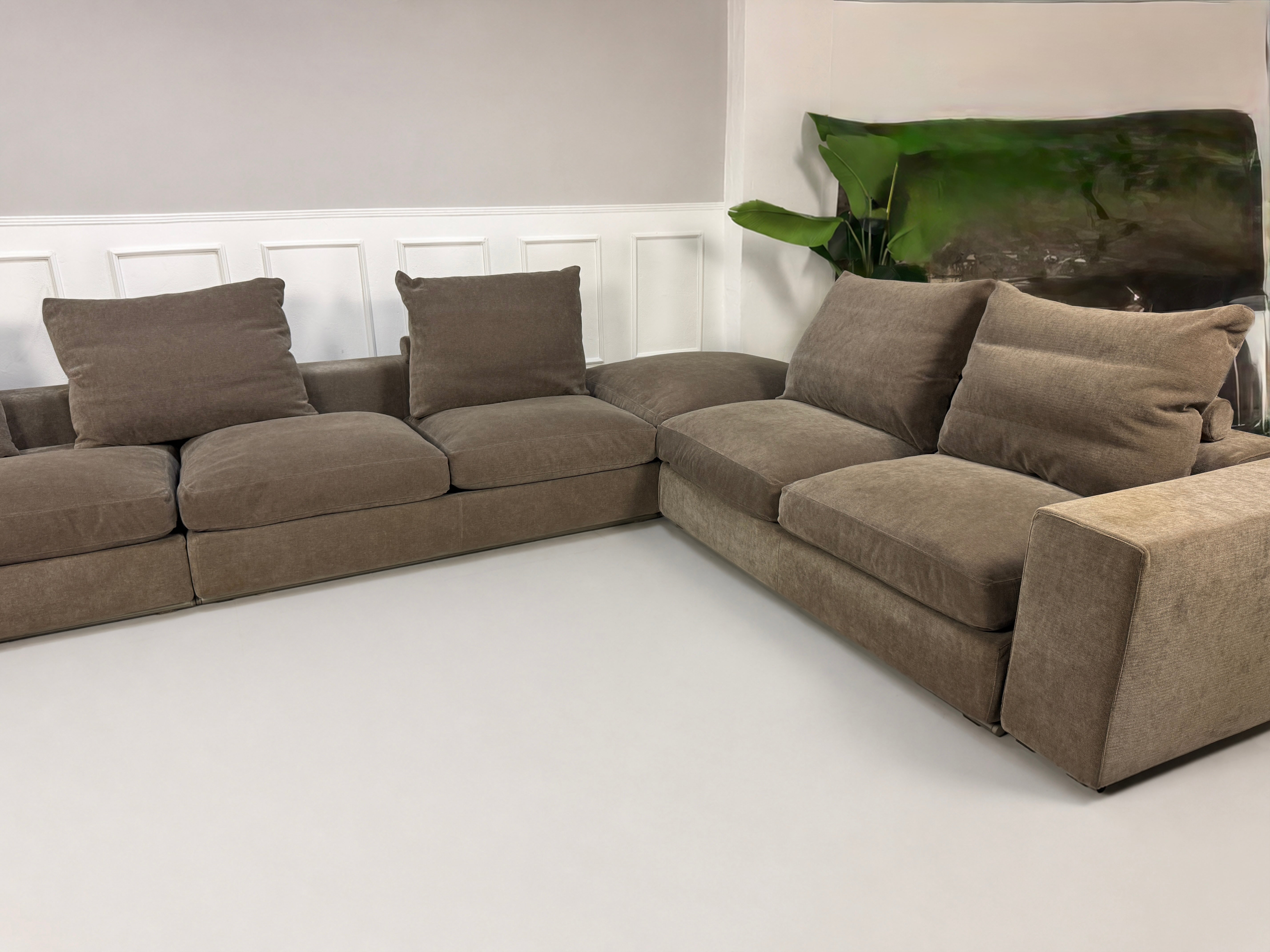 Gebrauchtes braunes Flexform Groundpiece Designer Stoff Sofa vor einer Wand, stilvoll und modern eingerichtet.
