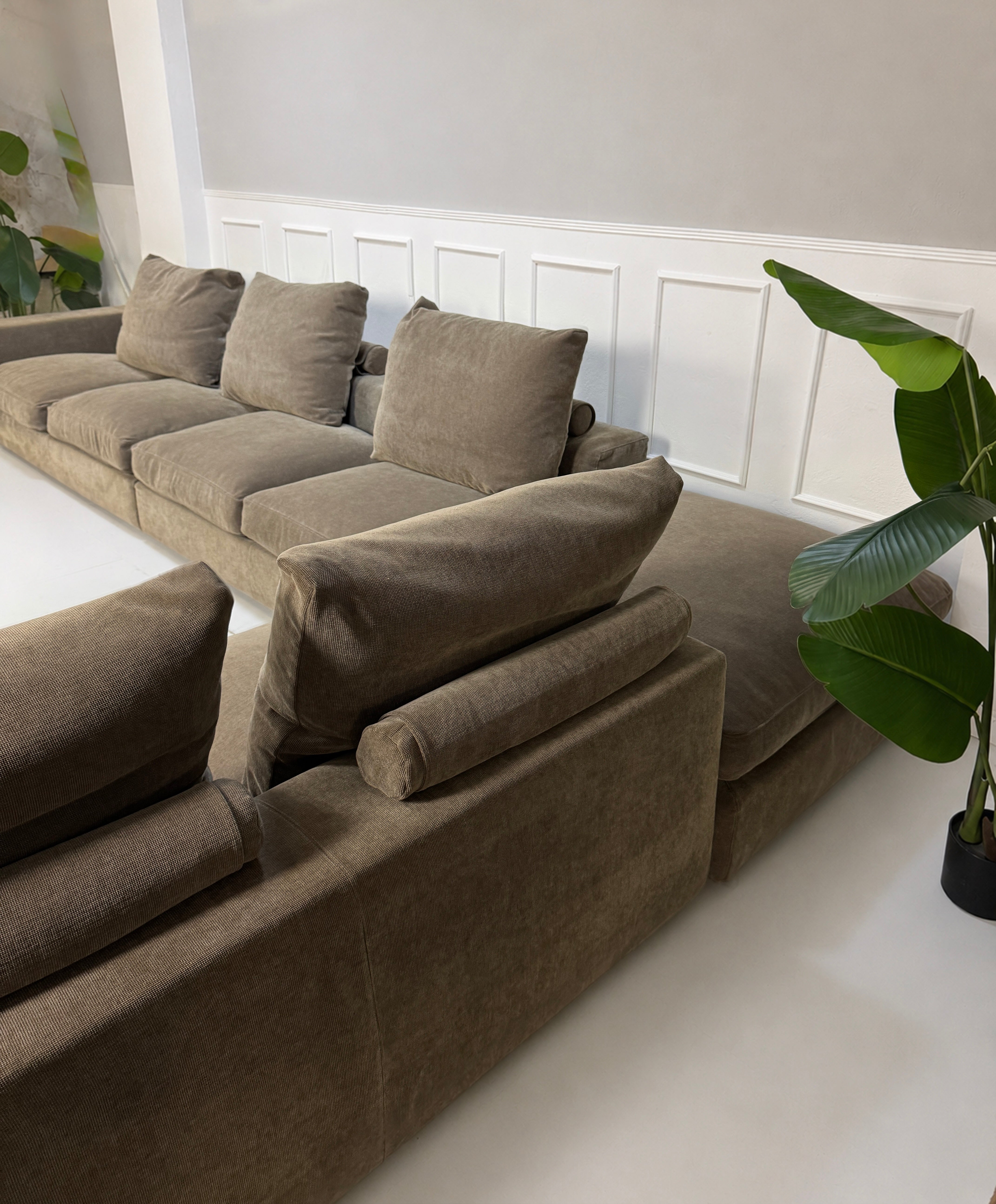 Gebrauchtes braunes Flexform Groundpiece Designer Stoff Sofa vor einer Wand, stilvoll und modern eingerichtet.