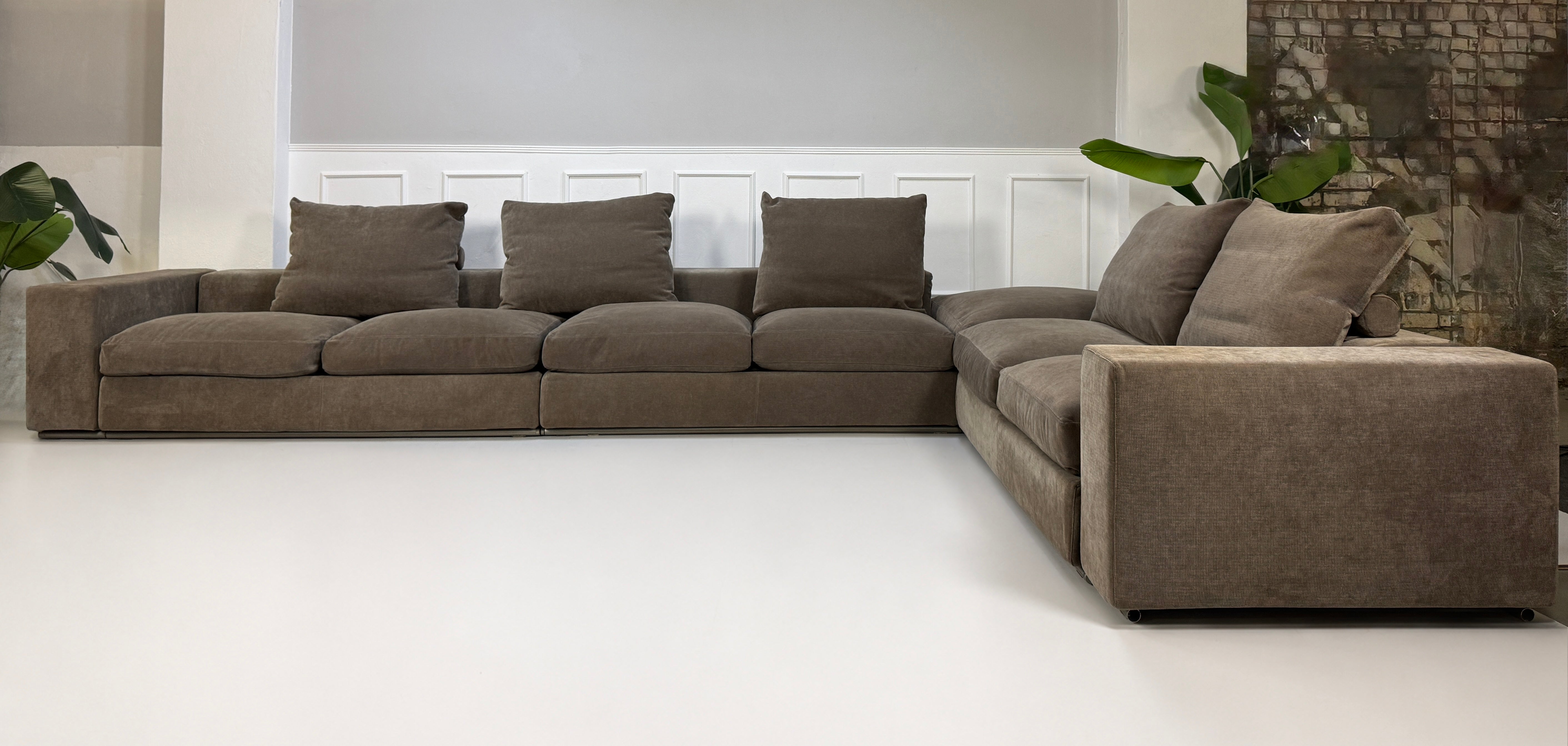 Gebrauchtes braunes Flexform Groundpiece Designer Stoff Sofa vor einer Wand, stilvoll und modern eingerichtet.