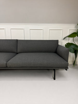 Gebrauchtes graues Muuto Outline Designer Stoff Sofa vor einer Wand, stilvoll und modern eingerichtet.