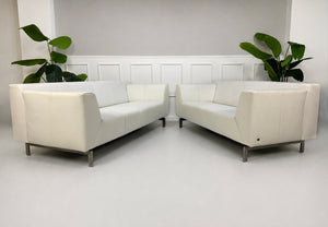 Gebrauchtes weißes Rolf Benz Linea 318 Designer Leder Sofa vor einer Wand, stilvoll und modern eingerichtet.