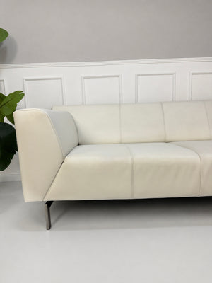 Gebrauchtes weißes Rolf Benz Linea 318 Designer Leder Sofa vor einer Wand, stilvoll und modern eingerichtet.