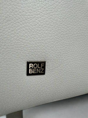 Gebrauchtes weißes Rolf Benz Linea 318 Designer Leder Sofa vor einer Wand, stilvoll und modern eingerichtet.