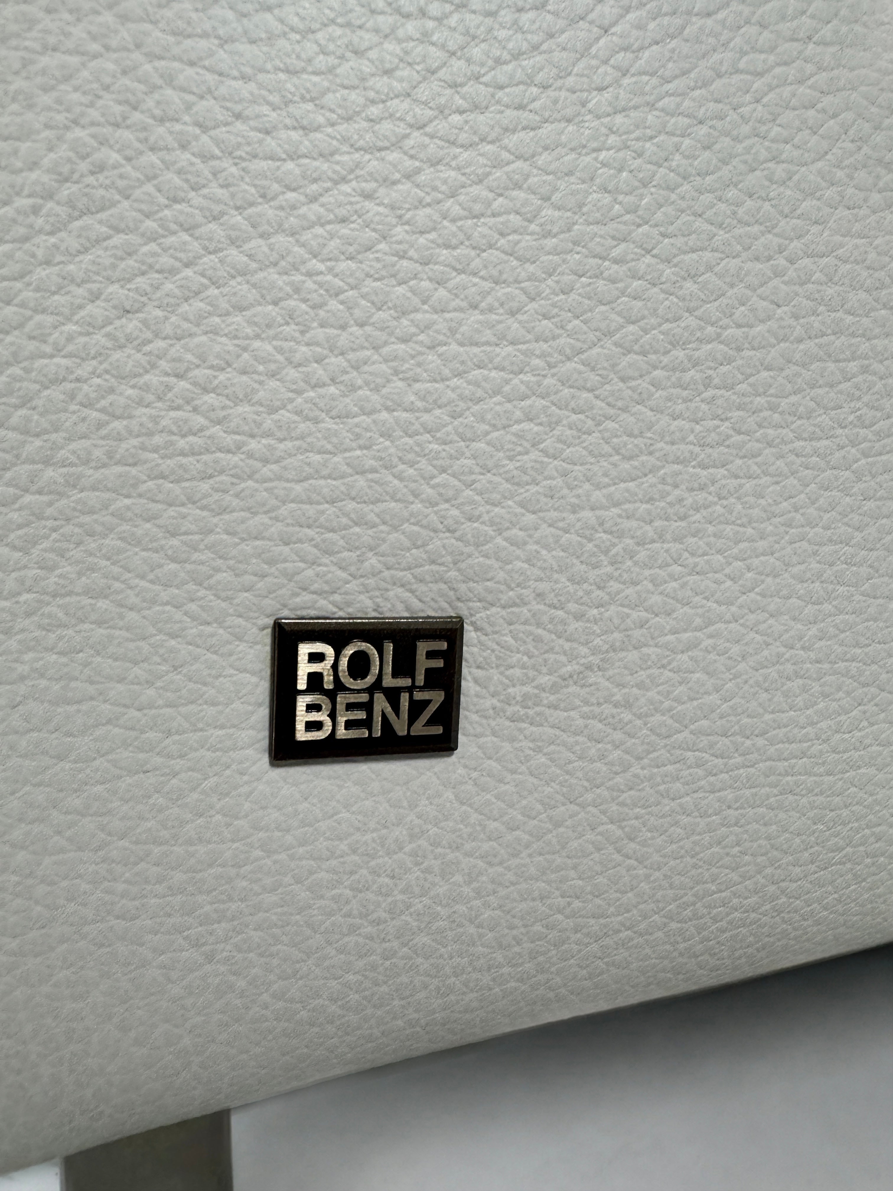 Gebrauchtes weißes Rolf Benz Linea 318 Designer Leder Sofa vor einer Wand, stilvoll und modern eingerichtet.