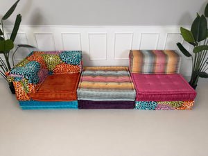 Roche Bobois Mah Jong Bodensofa bunt, Sitzreihe aus drei Modulgruppen mit Blüten- und Streifenmuster.
