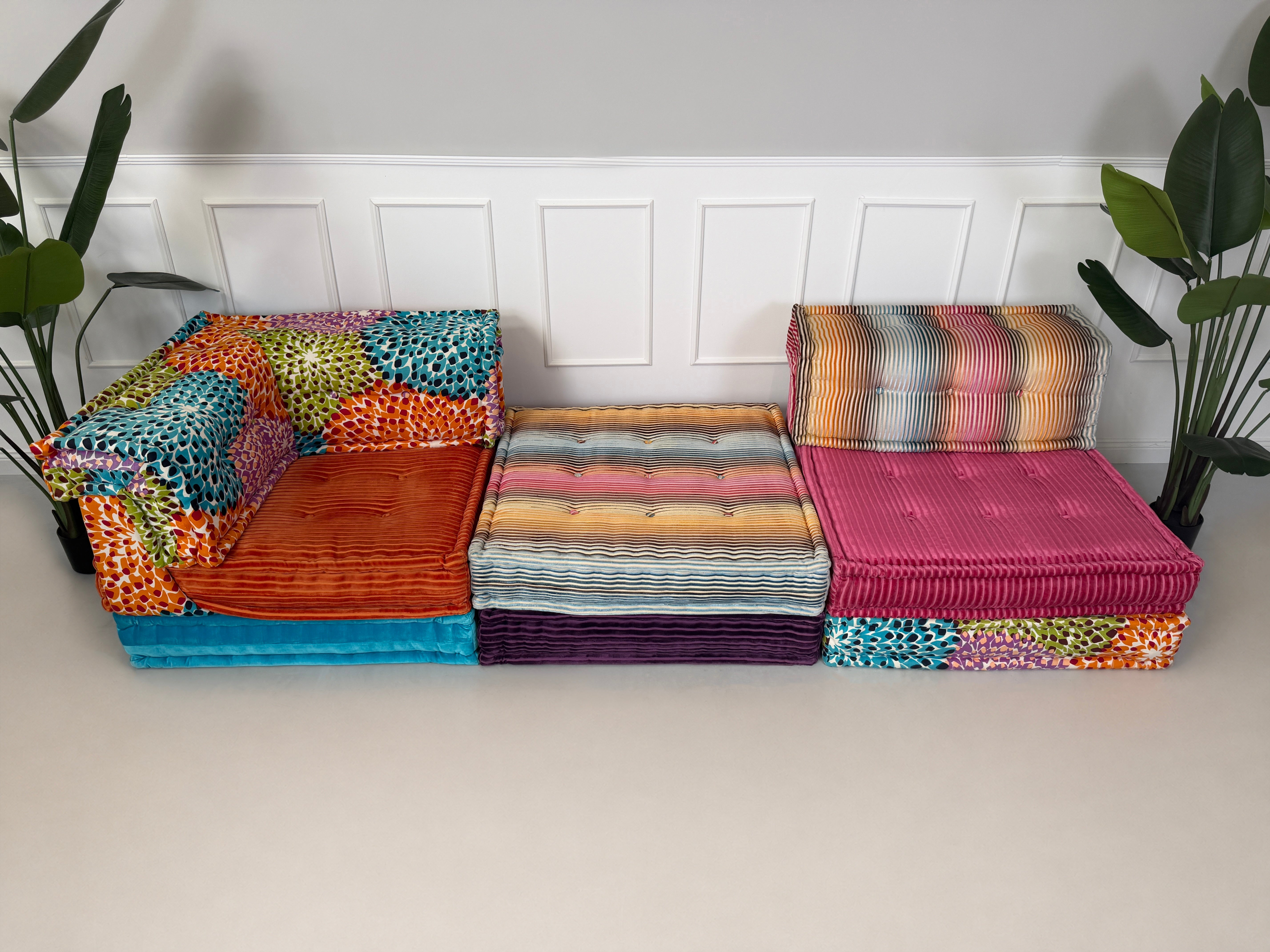 Roche Bobois Mah Jong Bodensofa bunt, Sitzreihe aus drei Modulgruppen mit Blüten- und Streifenmuster.