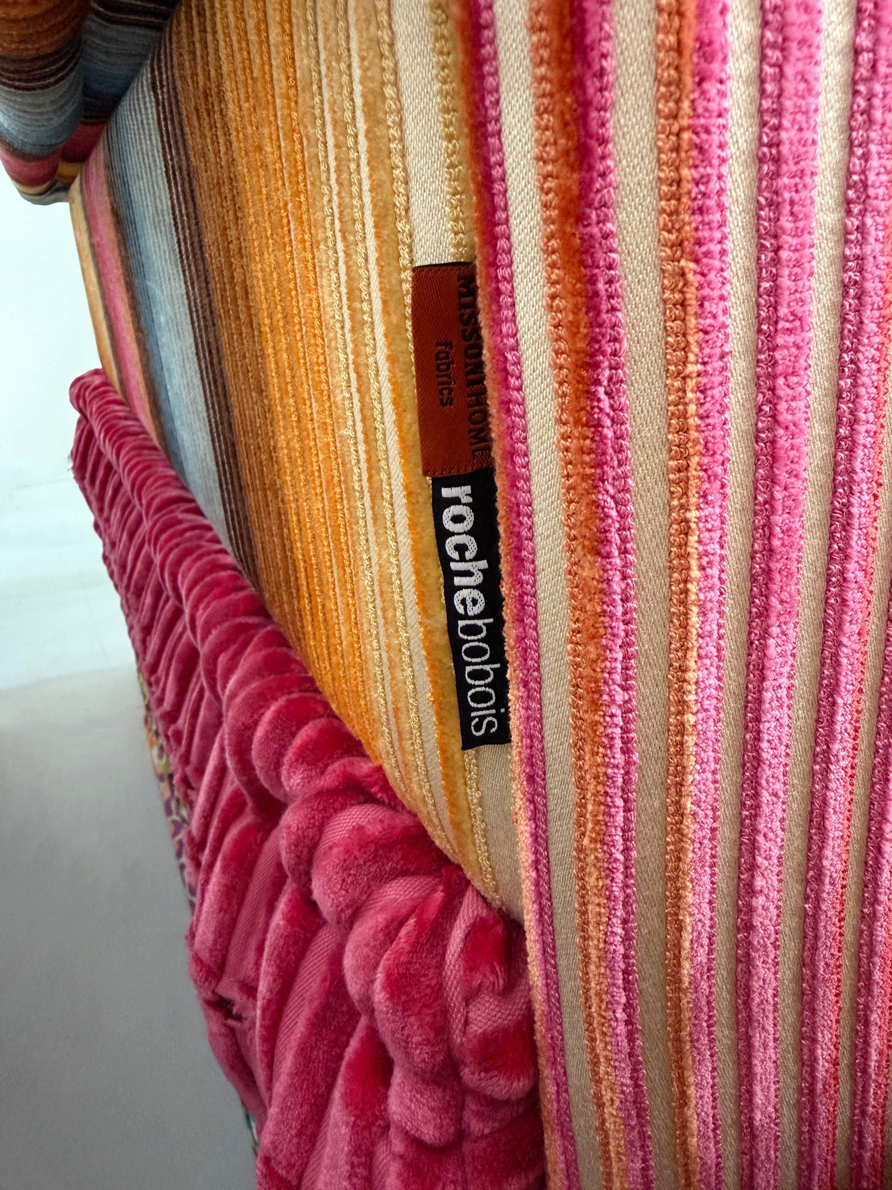Detailaufnahme des Originaletiketts Missoni Home fabrics und roche bobois am Mah Jong Polsterelement.