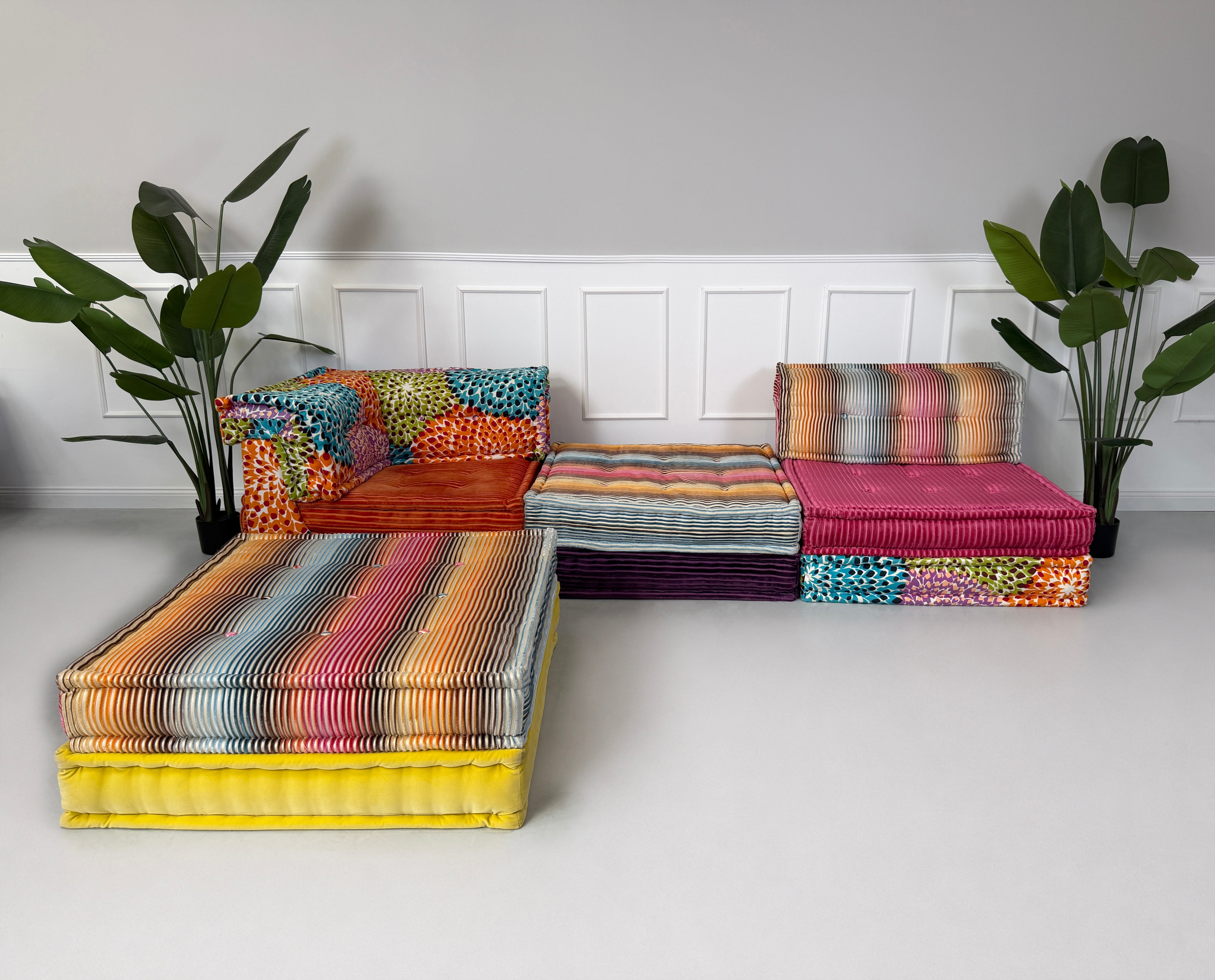 Buntes Roche Bobois Mah Jong Modulsofa in L-Aufstellung mit vorgelagertem Lounge-Element.