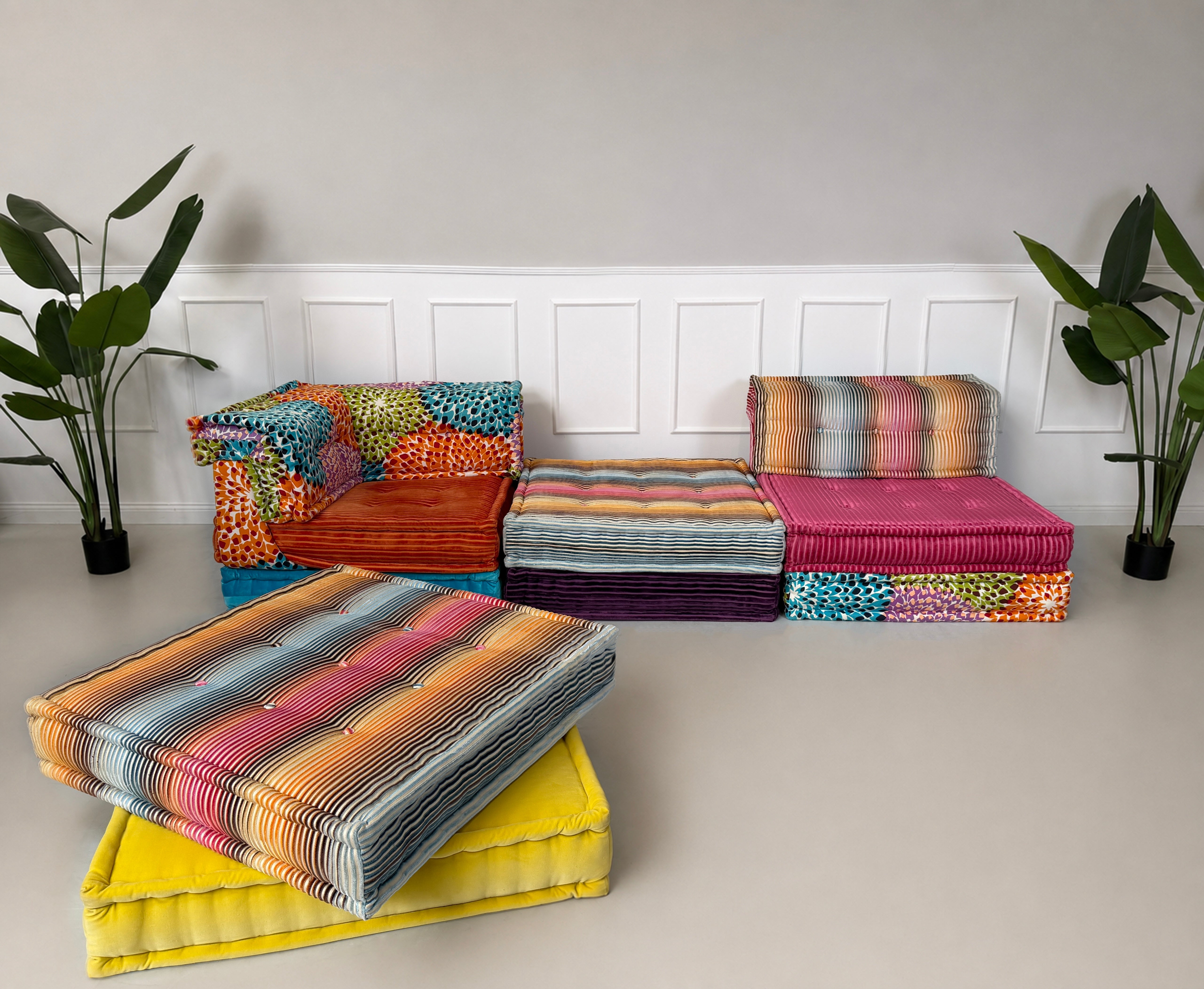 Gestreiftes Missoni Sitzkissen auf gelbem Basiselement des Roche Bobois Mah Jong Modulsofas.