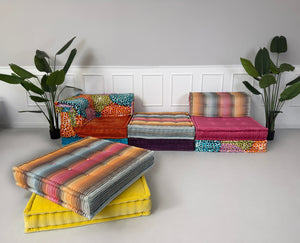 Seitliche Ansicht des bunten Roche Bobois Mah Jong Bodensofas mit gestapelten Polsterelementen.