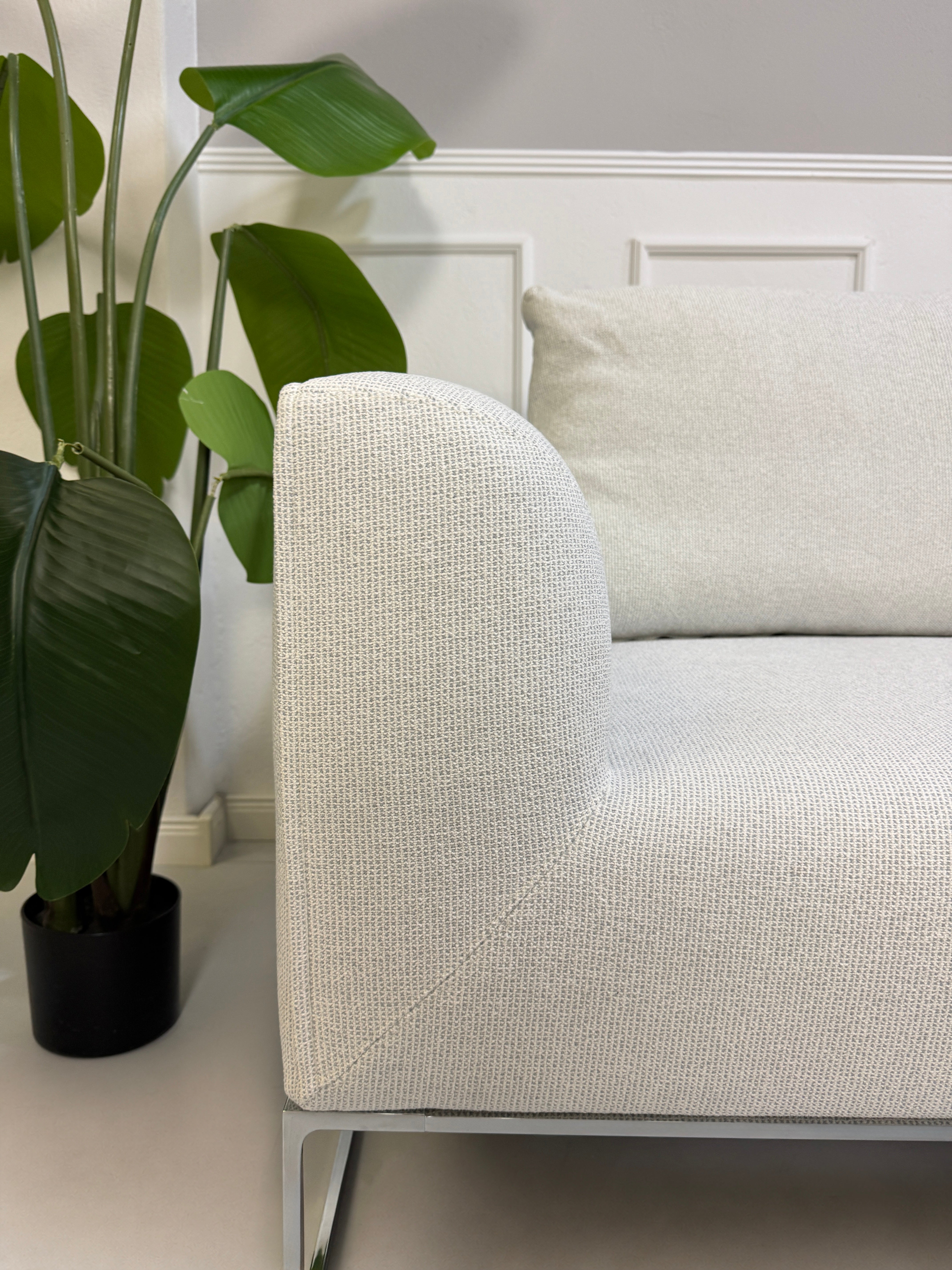 COR Mell Lounge Ecksofa Stoff Weiß – Detail Armlehne und Webstoff