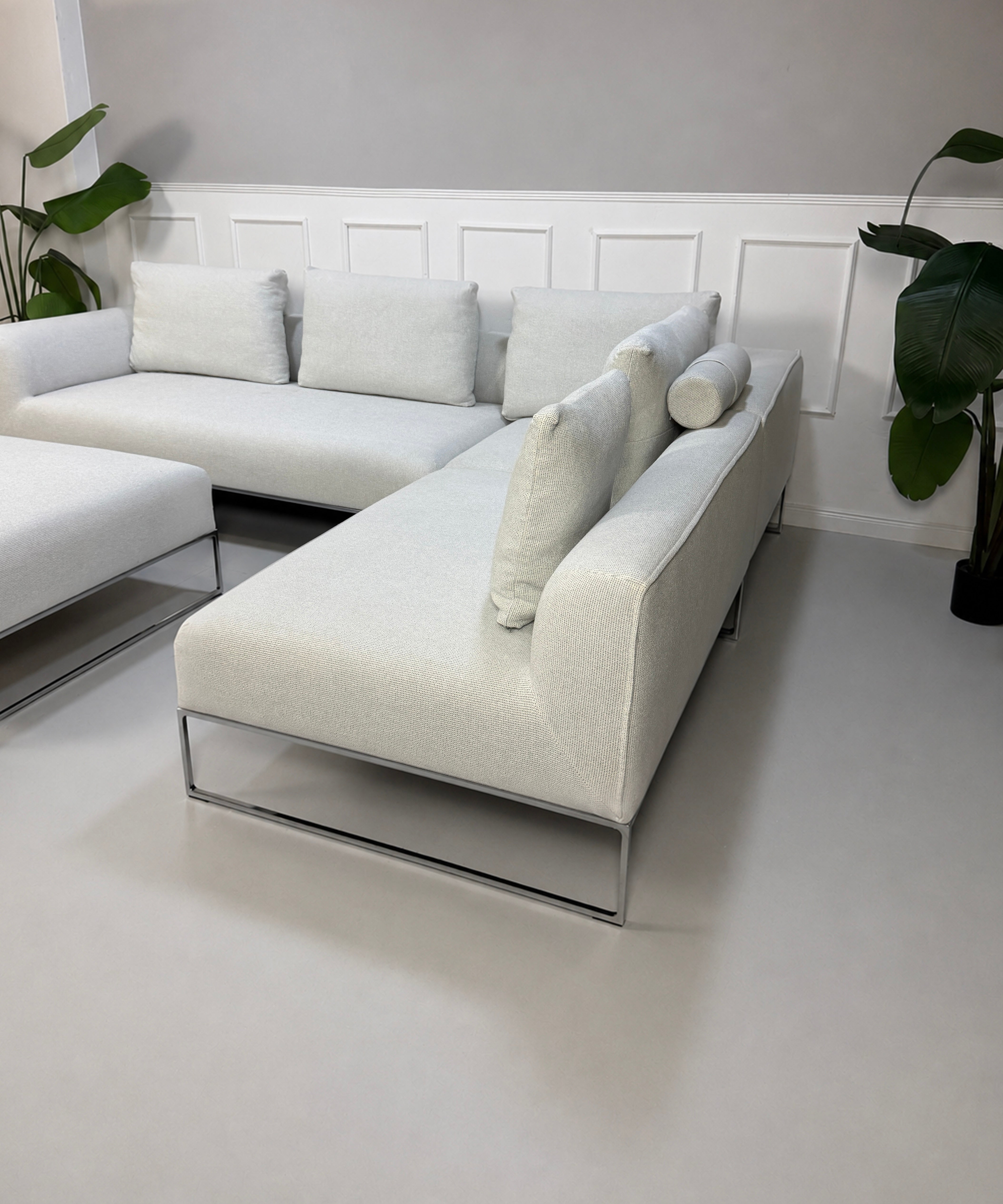 COR Mell Lounge Ecksofa Stoff Weiß – Seitenansicht mit Nackenrolle