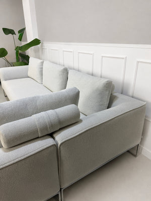 COR Mell Lounge Ecksofa Stoff Weiß – Rückansicht über Eck, verchromte Kufe