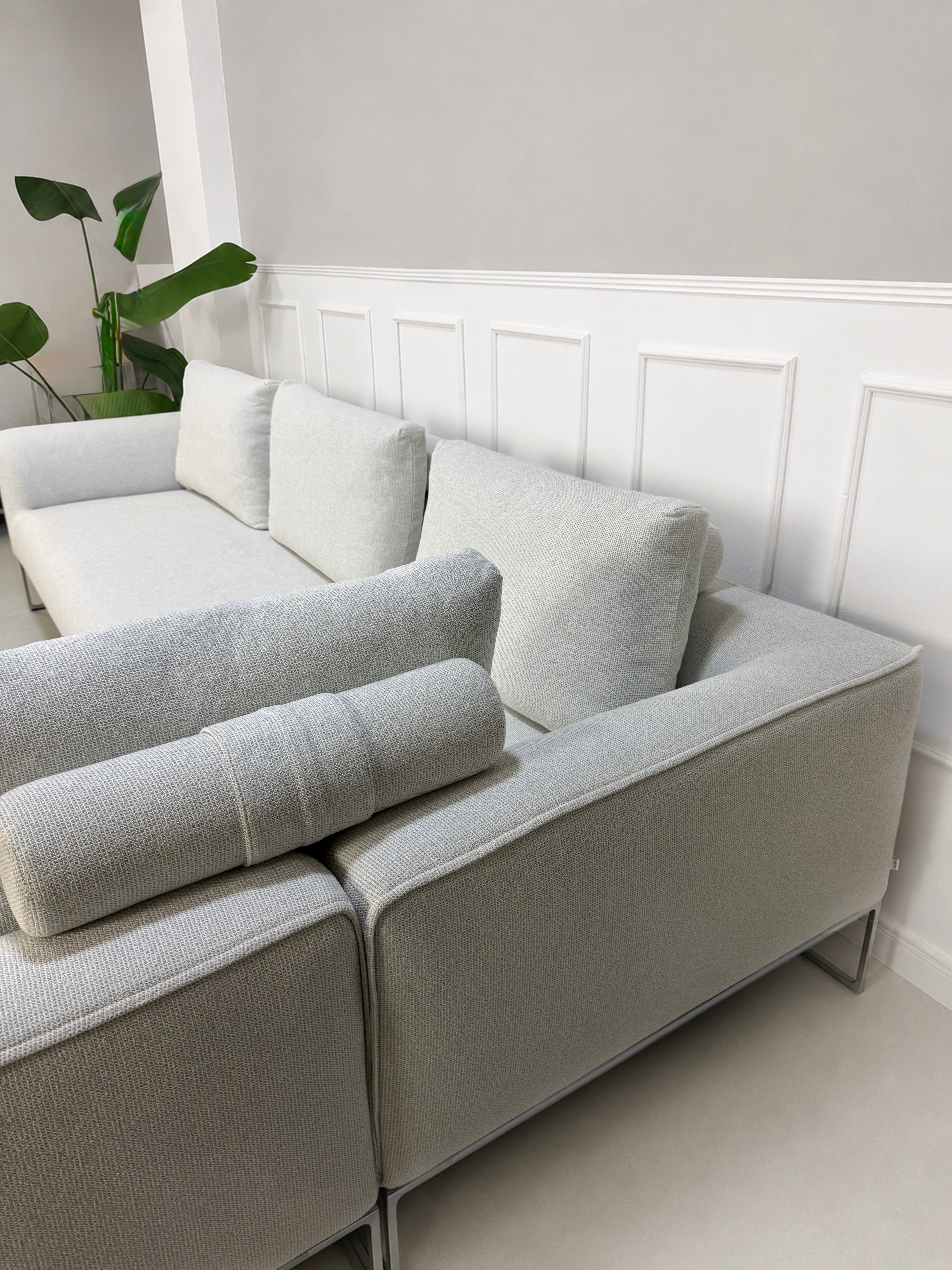 COR Mell Lounge Ecksofa Stoff Weiß – Rückansicht über Eck, verchromte Kufe