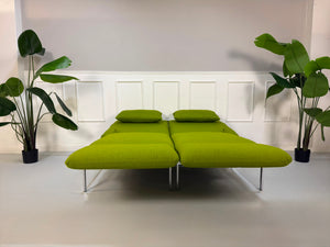 Gebrauchtes grünes Brühl Roro Designer Stoff Sofa vor einer Wand, stilvoll und modern eingerichtet.