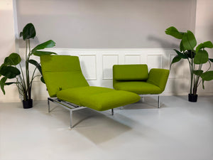 Gebrauchtes grünes Brühl Roro Designer Stoff Sofa vor einer Wand, stilvoll und modern eingerichtet.
