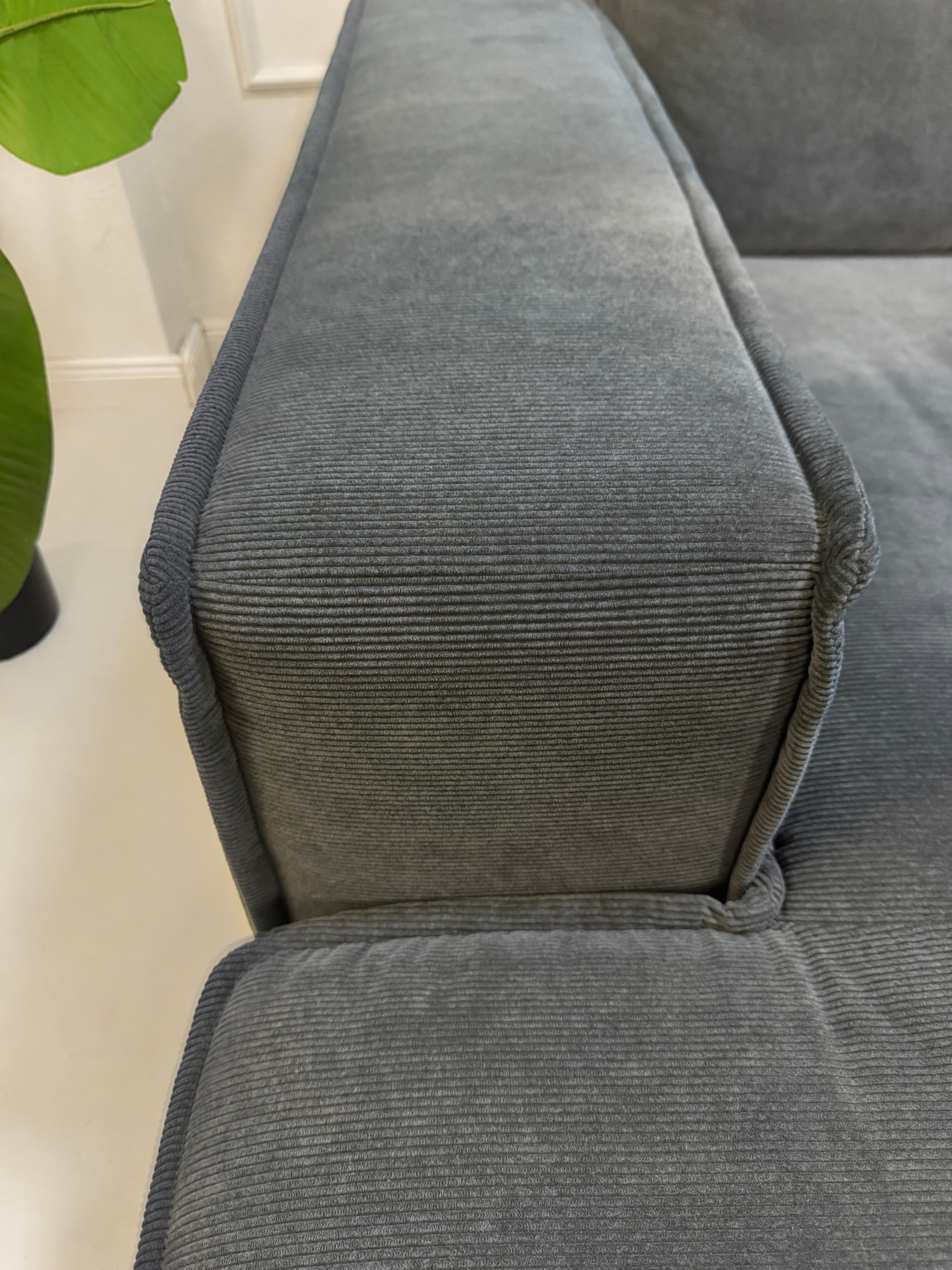 Gebrauchtes blaues Bolia Noora Designer Stoff Sofa vor einer Wand, stilvoll und modern eingerichtet.