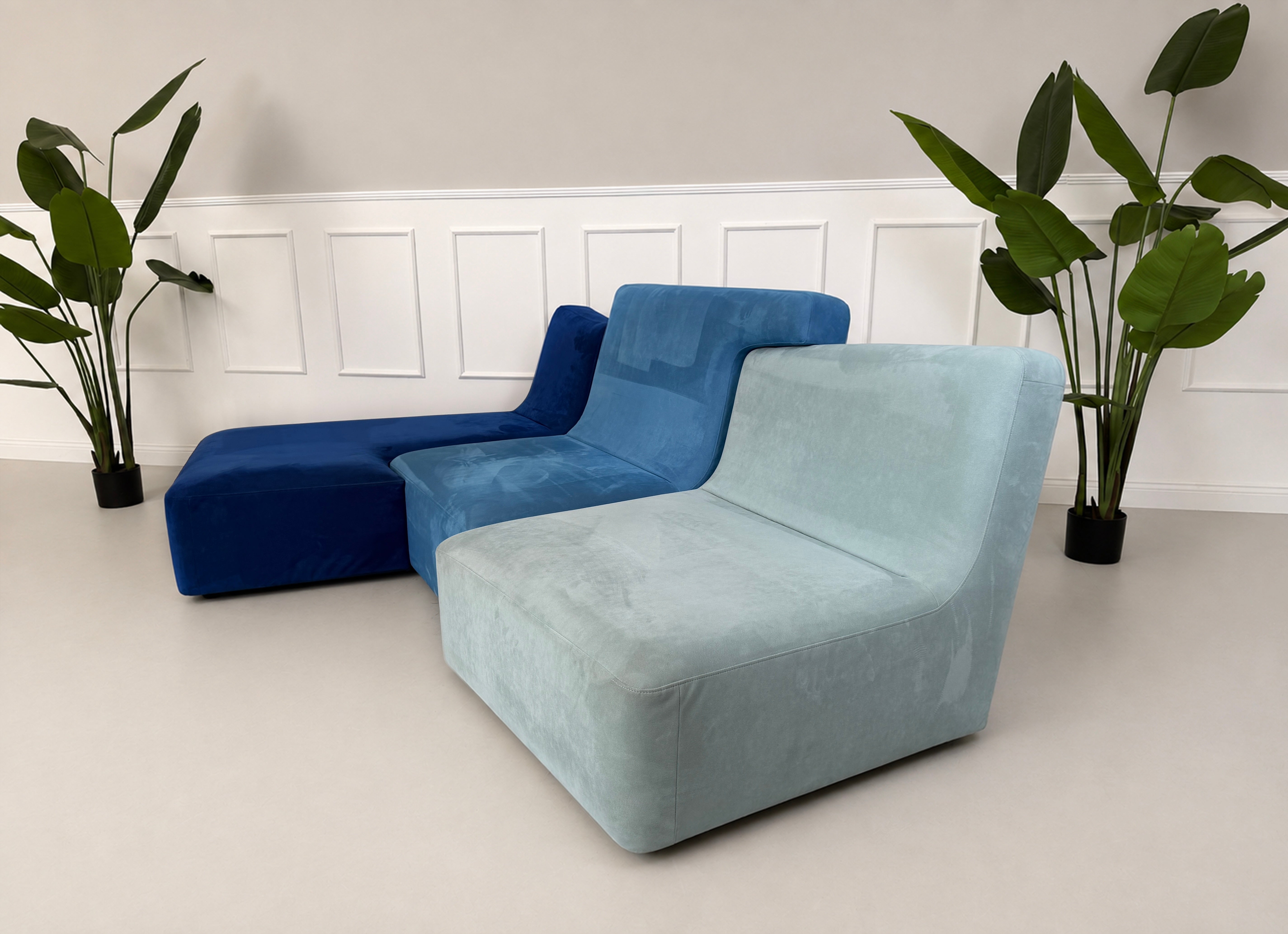 Gebrauchtes blaues Ligne Roset Confluences Designer Stoff Sofa vor einer Wand, stilvoll und modern eingerichtet.