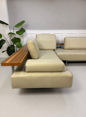 Gebrauchtes beiges Rolf Benz Dono Designer Leder Sofa vor einer Wand, stilvoll und modern eingerichtet.
