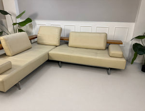 Gebrauchtes beiges Rolf Benz Dono Designer Leder Sofa vor einer Wand, stilvoll und modern eingerichtet.