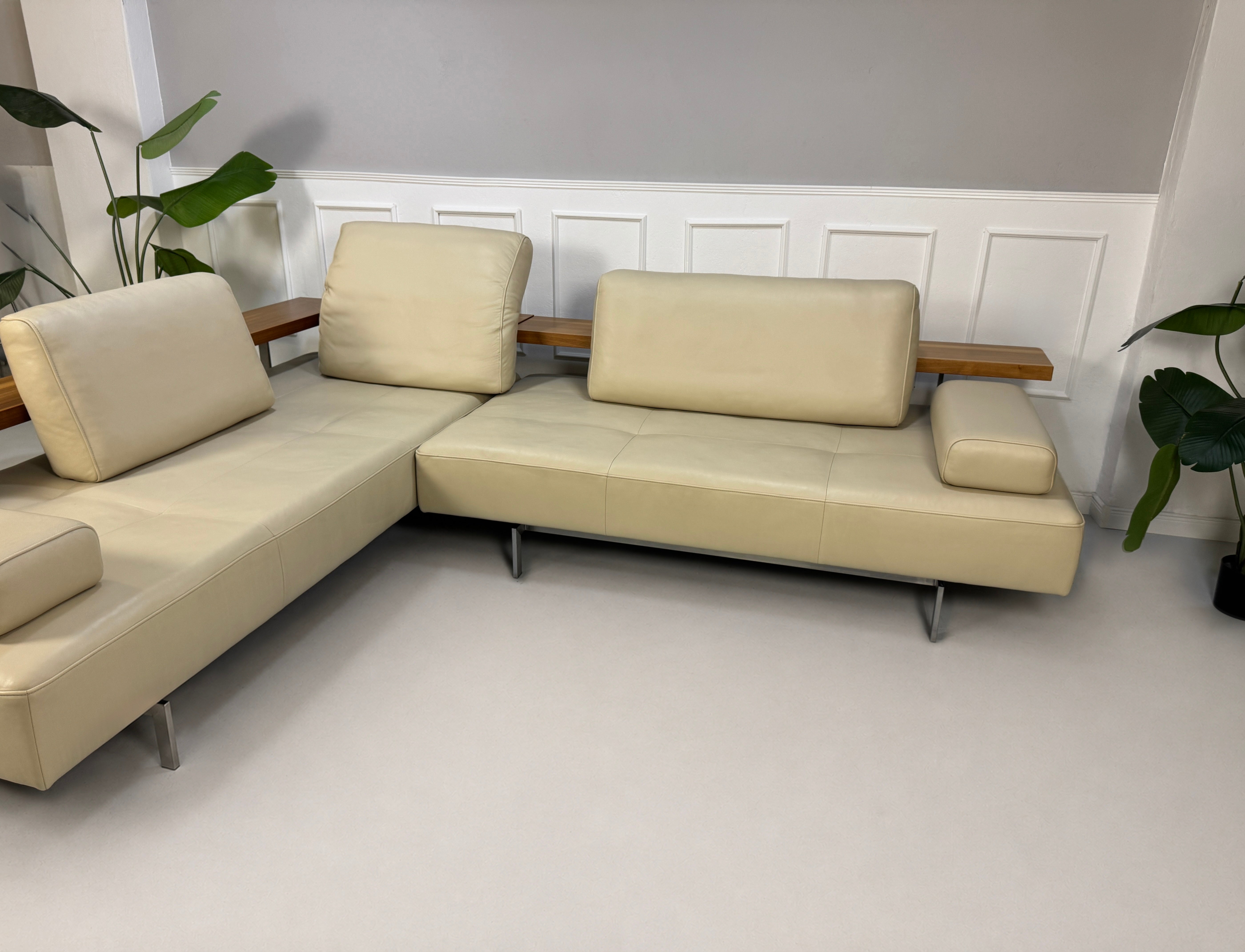 Gebrauchtes beiges Rolf Benz Dono Designer Leder Sofa vor einer Wand, stilvoll und modern eingerichtet.