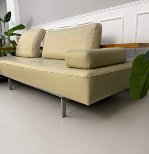 Gebrauchtes beiges Rolf Benz Dono Designer Leder Sofa vor einer Wand, stilvoll und modern eingerichtet.