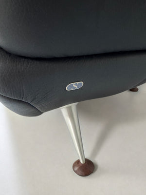 Gebrauchtes schwarzes De Sede DS 102 Designer Leder Sofa vor einer Wand, stilvoll und modern eingerichtet.