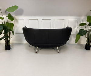 Gebrauchtes schwarzes De Sede DS 102 Designer Leder Sofa vor einer Wand, stilvoll und modern eingerichtet.