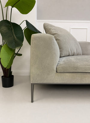 Gebrauchtes graues B&B Italia Michel Designer Stoff Sofa vor einer Wand, stilvoll und modern eingerichtet.