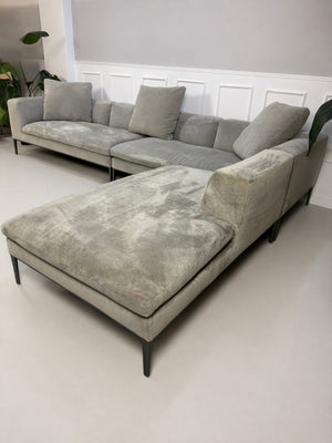 Gebrauchtes graues B&B Italia Michel Designer Stoff Sofa vor einer Wand, stilvoll und modern eingerichtet.