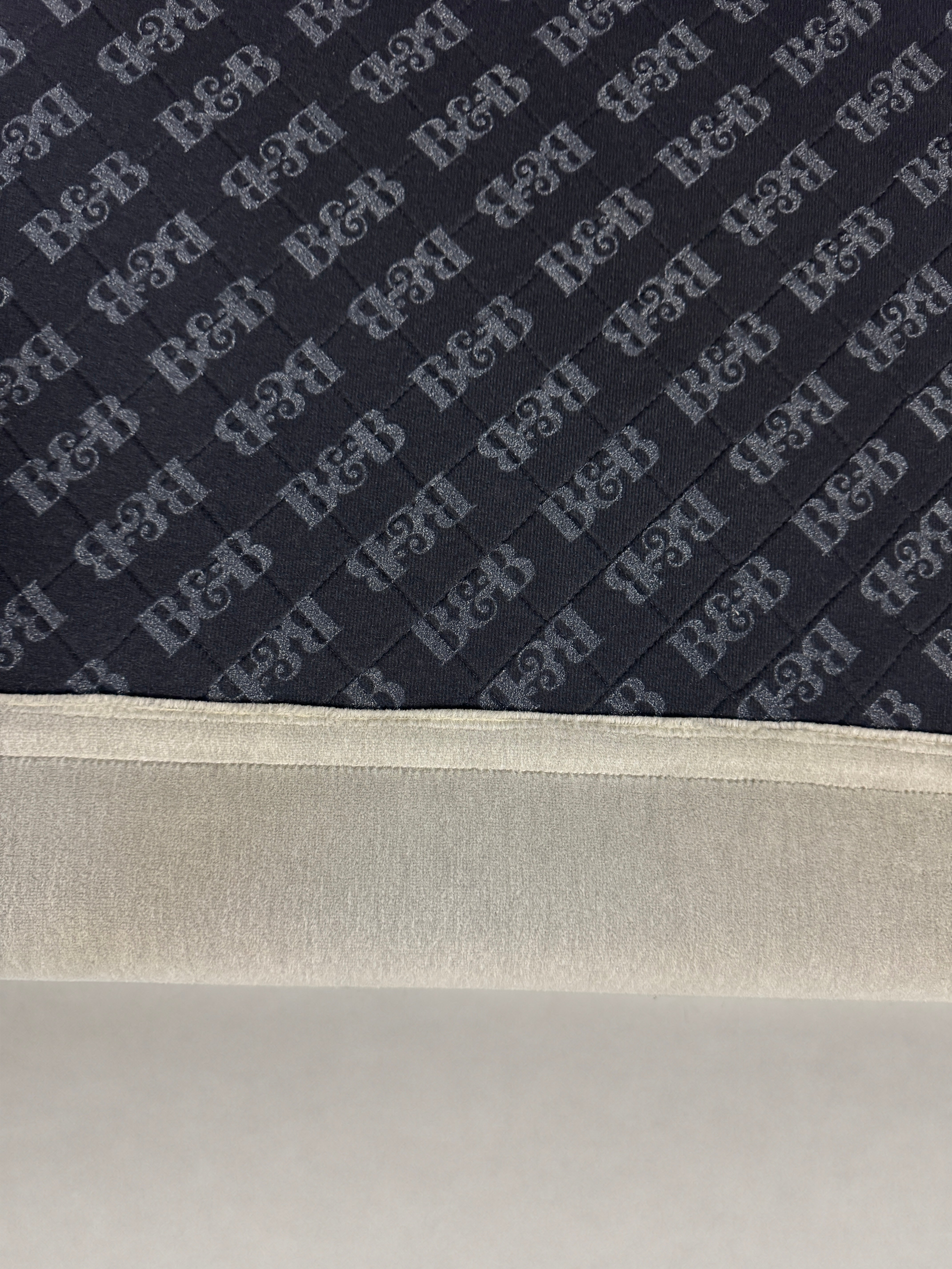 Gebrauchtes graues B&B Italia Michel Designer Stoff Sofa vor einer Wand, stilvoll und modern eingerichtet.