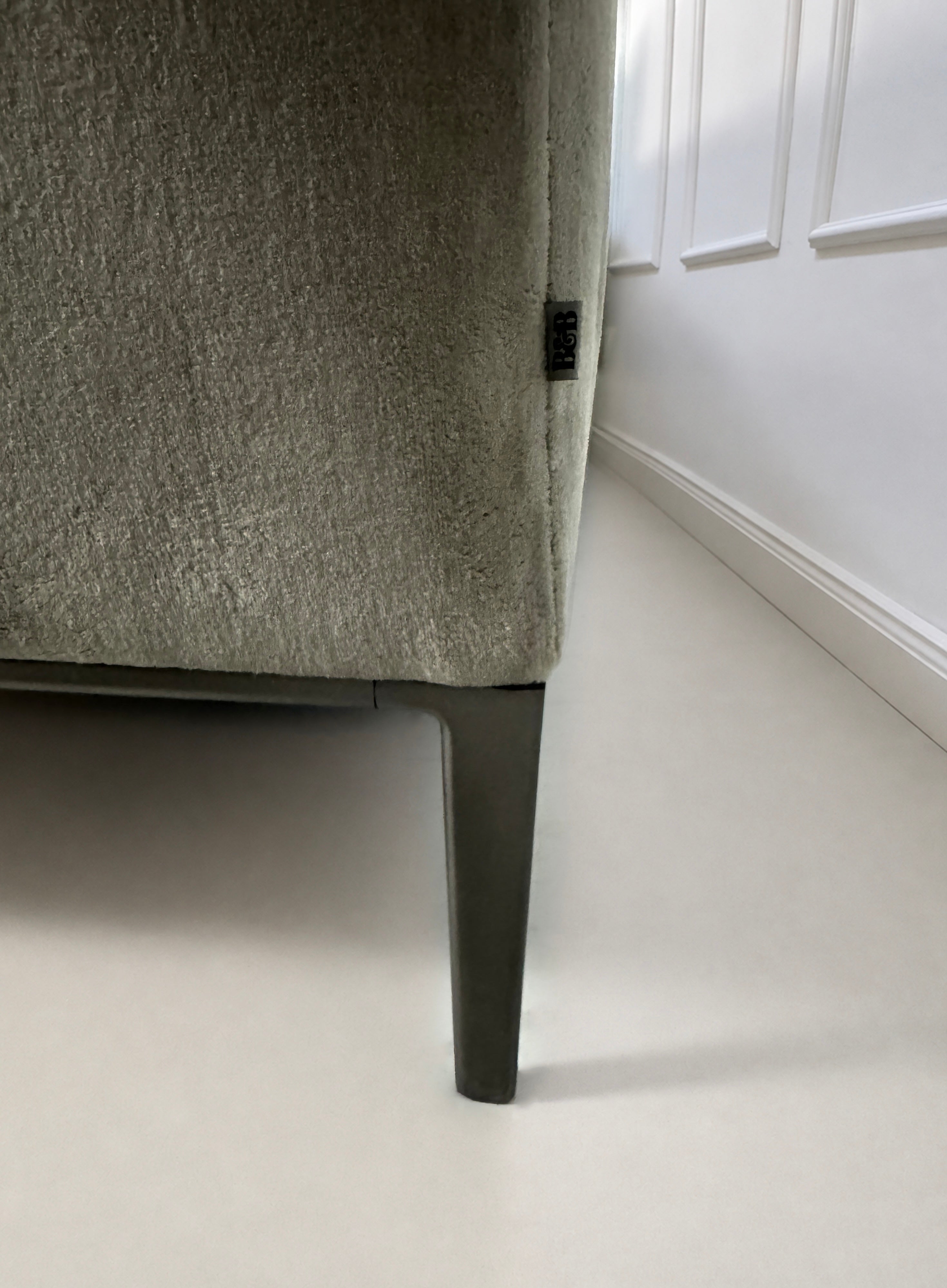 Gebrauchtes graues B&B Italia Michel Designer Stoff Sofa vor einer Wand, stilvoll und modern eingerichtet.