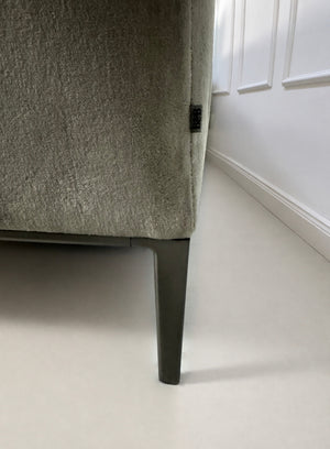 Gebrauchtes graues B&B Italia Michel Designer Stoff Sofa vor einer Wand, stilvoll und modern eingerichtet.