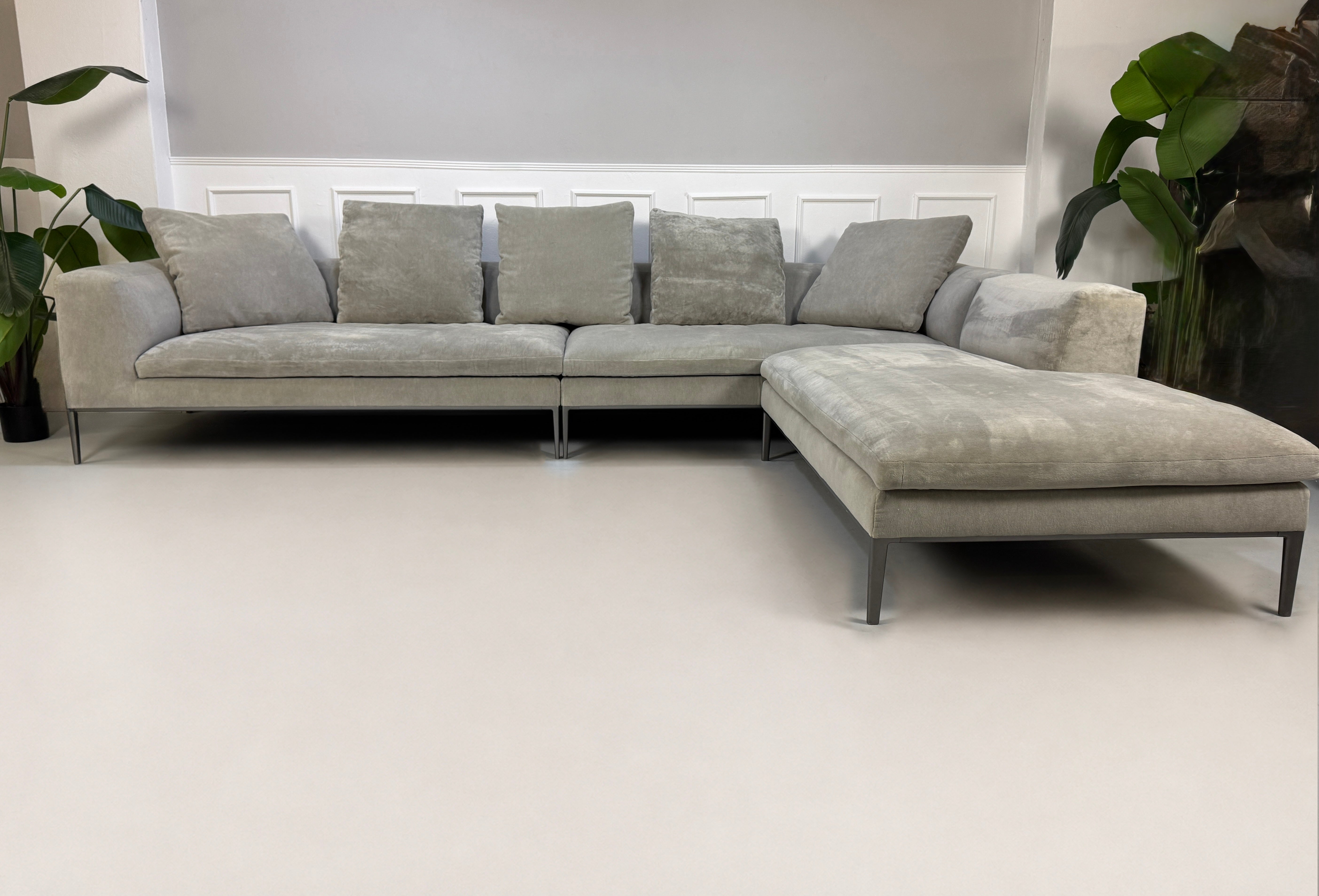Gebrauchtes graues B&B Italia Michel Designer Stoff Sofa vor einer Wand, stilvoll und modern eingerichtet.