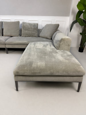 Gebrauchtes graues B&B Italia Michel Designer Stoff Sofa vor einer Wand, stilvoll und modern eingerichtet.