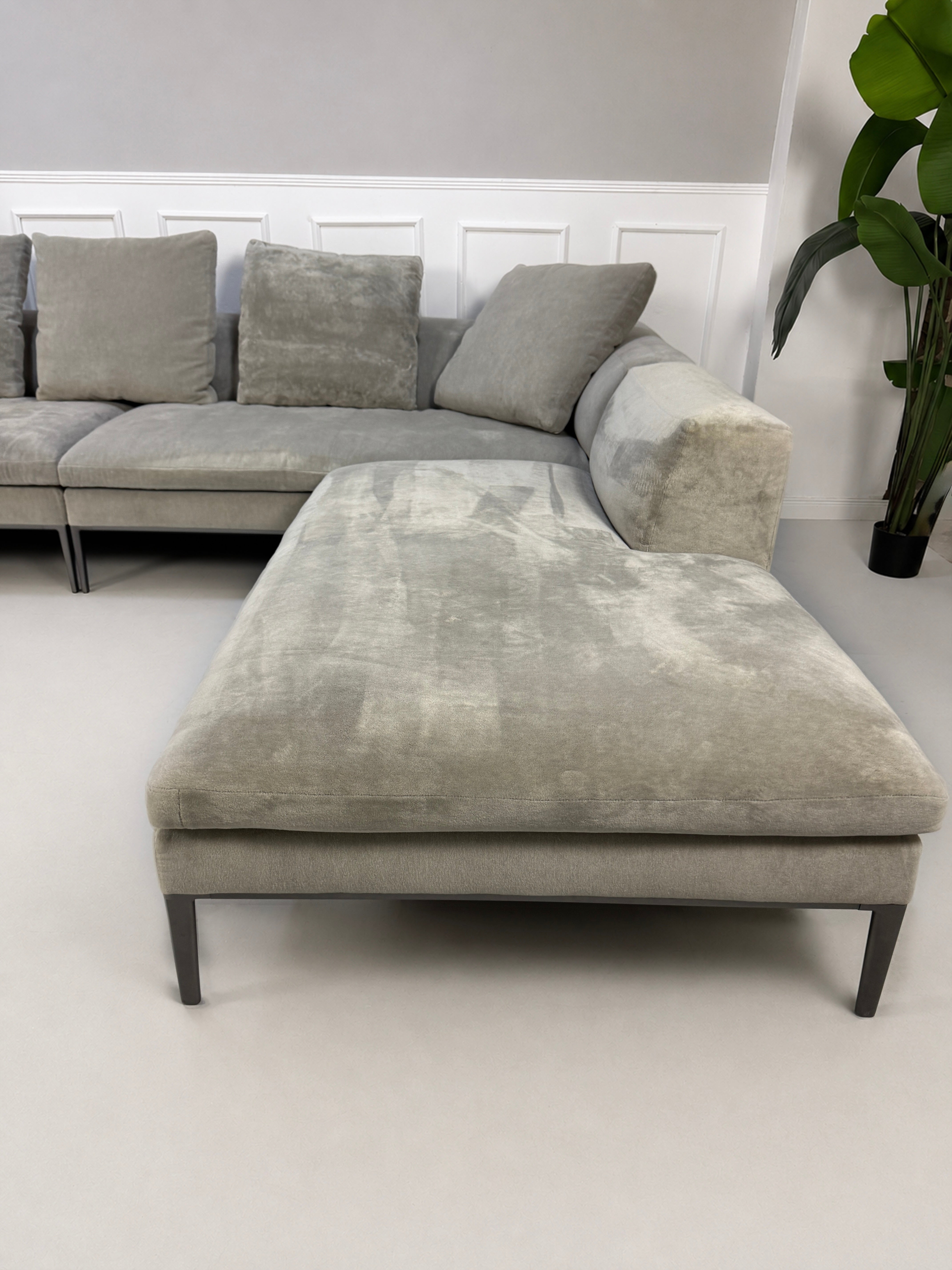 Gebrauchtes graues B&B Italia Michel Designer Stoff Sofa vor einer Wand, stilvoll und modern eingerichtet.