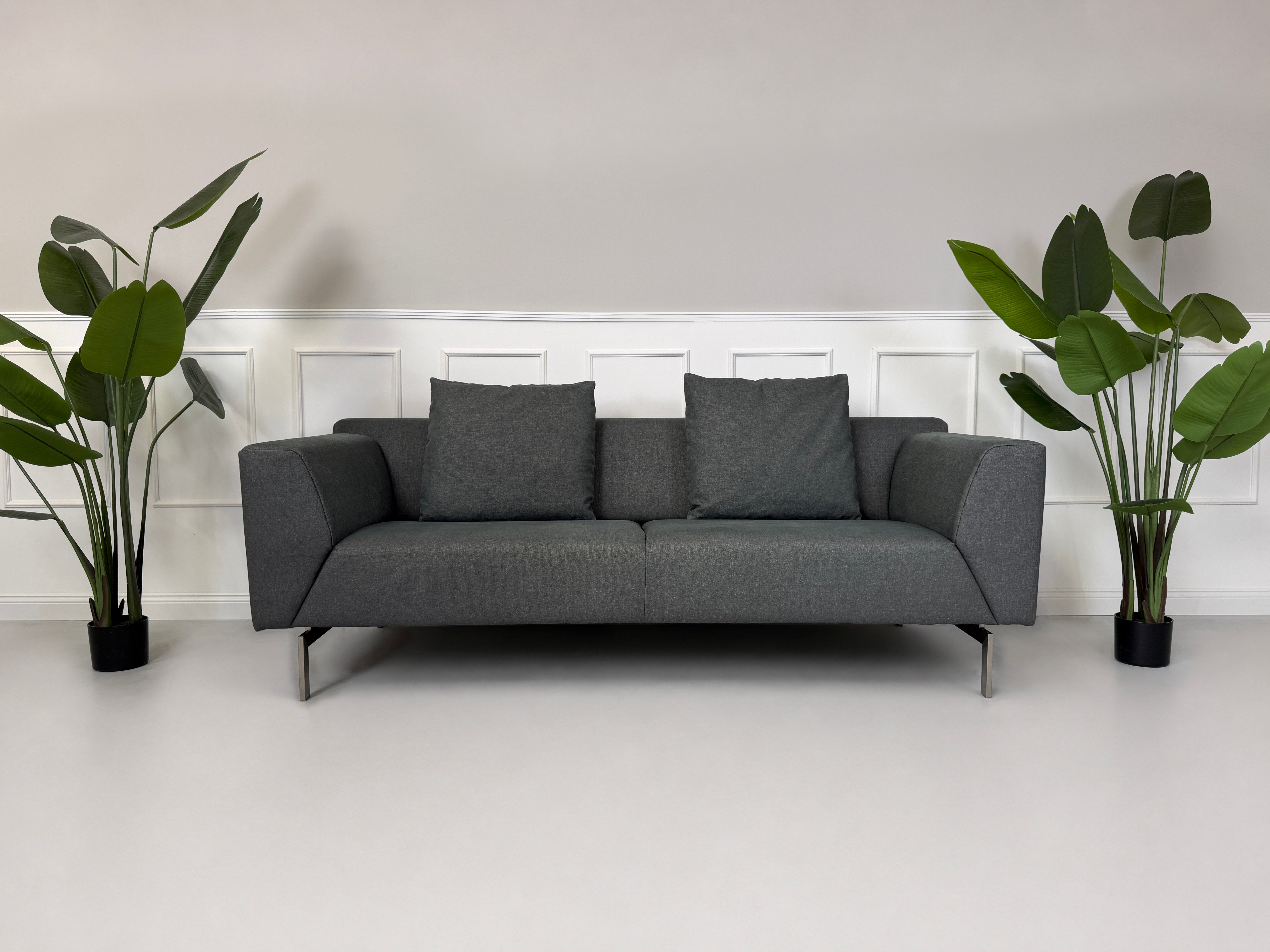 Rolf Benz 318 Linea Sofa Stoff Grau – Vorderansicht mit Kissen