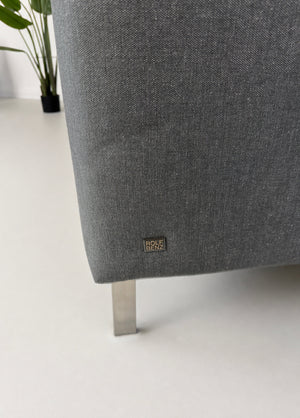 Rolf Benz Typenschild und Metallkufe am Sofa 318 Linea – Detailaufnahme