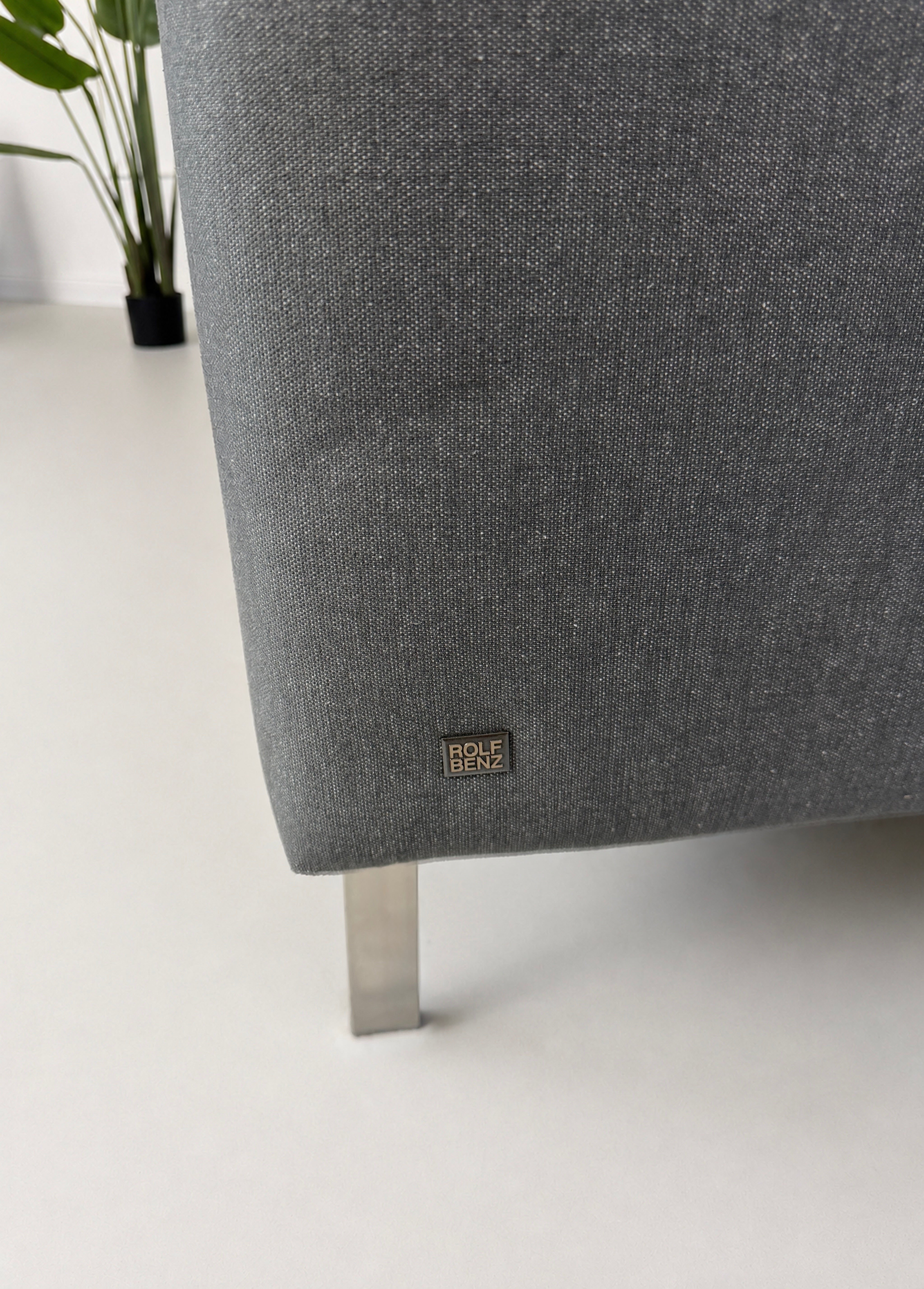 Rolf Benz Typenschild und Metallkufe am Sofa 318 Linea – Detailaufnahme
