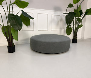Gebrauchtes graues B&B Italia Charles Designer Stoff Sofa vor einer Wand, stilvoll und modern eingerichtet.