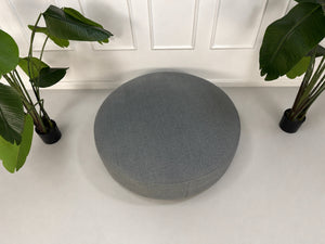 Gebrauchtes graues B&B Italia Charles Designer Stoff Sofa vor einer Wand, stilvoll und modern eingerichtet.